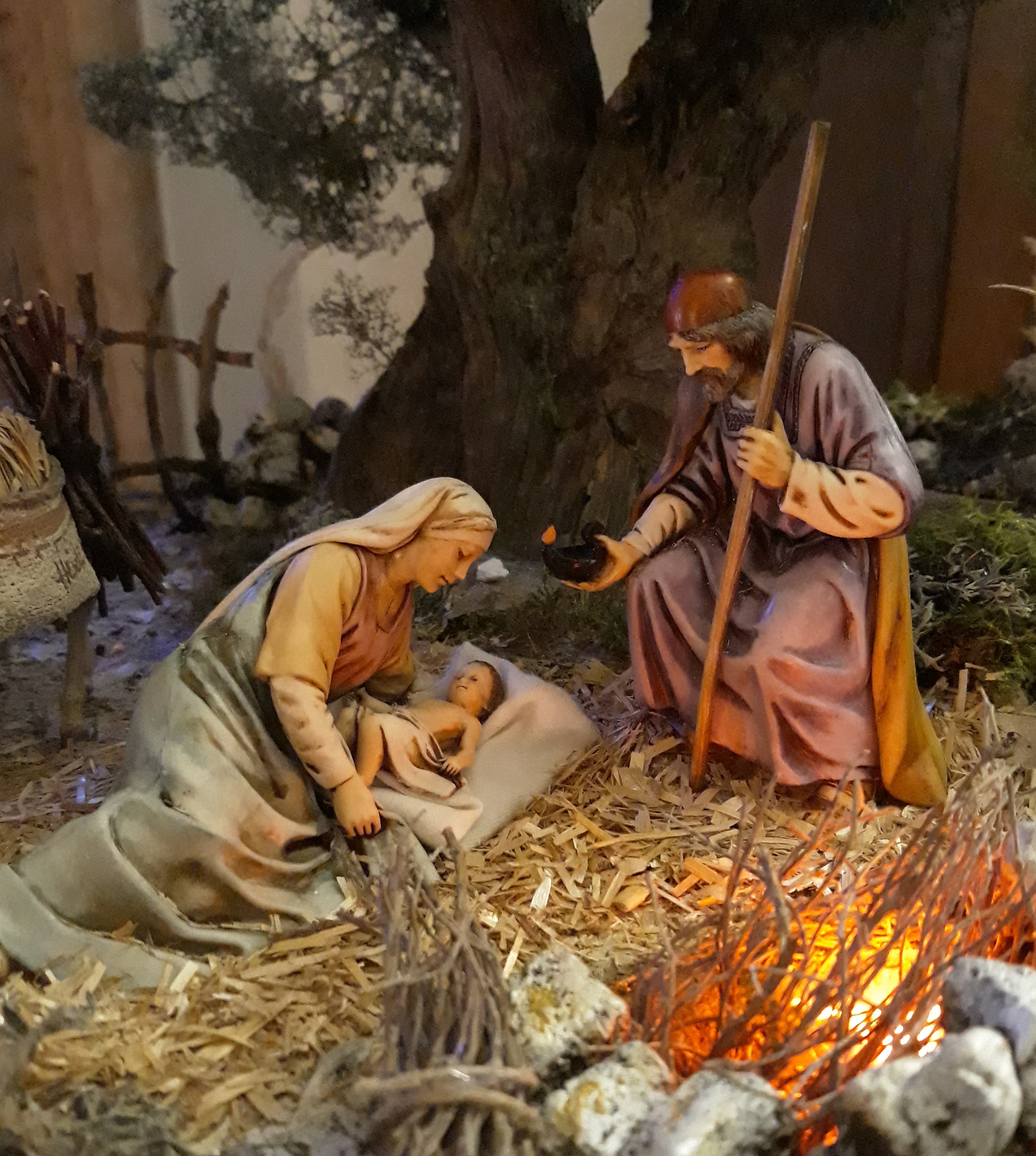 Statue del presepe con la Sacra Famiglia